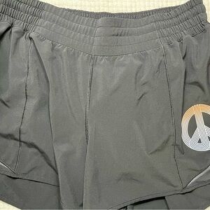 Lululemon: women’s short (4inch)